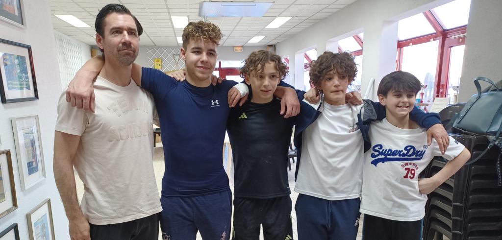 20250411 191717 les 4 garcons selectionnes et leur coach philippe copie