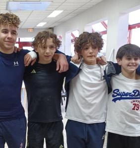 20250411 191717 les 4 garcons selectionnes et leur coach philippe copie